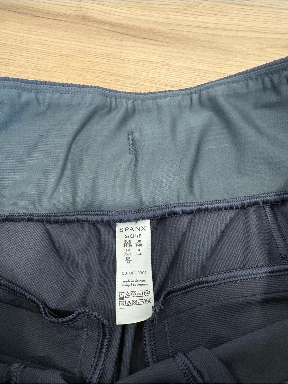 Spanx Casual Fridays Cargo Jogger Pants Size Small - Picture 2 of 4
